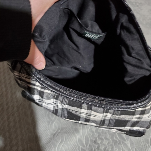 Roots crossbody - Picture 3 of 4